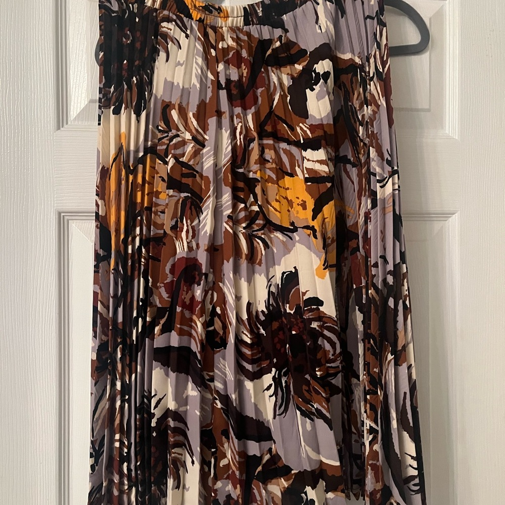 This vintage pleated skirt is perfect for the fall!